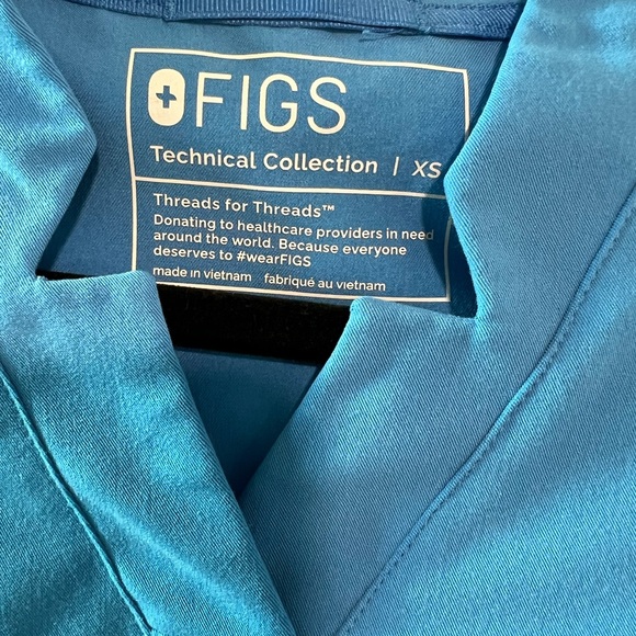 FIGS. Limited edition. Women Capri Blue Siaya. Scrub top - Picture 8 of 9